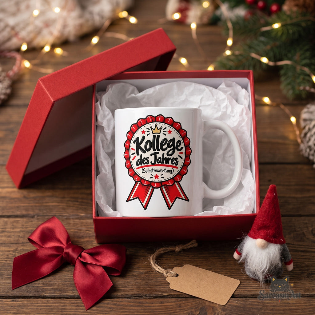 Kollege des Jahres Tasse als Wichtelgeschenk in roter Geschenkbox mit Schleife, Geschenkanhänger und Wichtelfigur