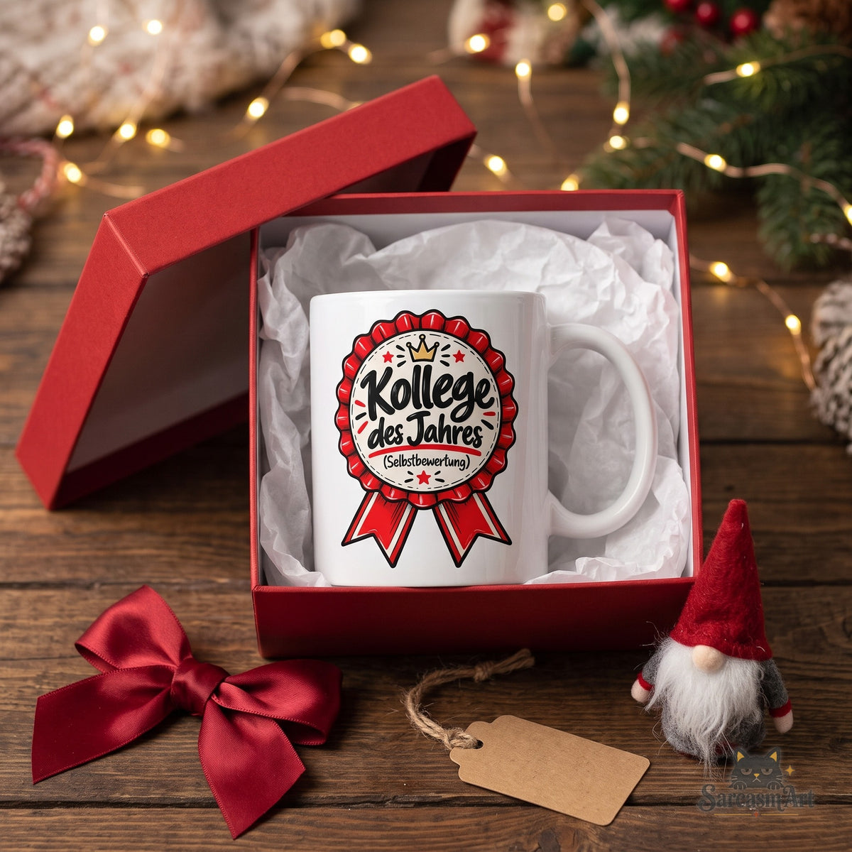 Kollege des Jahres Tasse als Wichtelgeschenk in roter Geschenkbox mit Schleife, Geschenkanhänger und Wichtelfigur