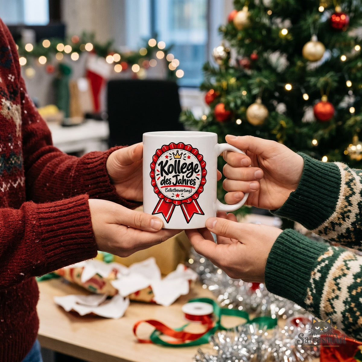 Übergabe beim Wichteln auf der Weihnachtsfeier: Hände reichen die Kollege des Jahres Tasse weiter, zeigt die Größe in der Hand