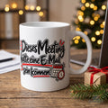Meeting Tasse „Dieses Meeting hätte eine E-Mail sein können“ auf einem weihnachtlichen Büroschreibtisch mit Lichterkette, Tannenzweig und Wichtelgeschenk