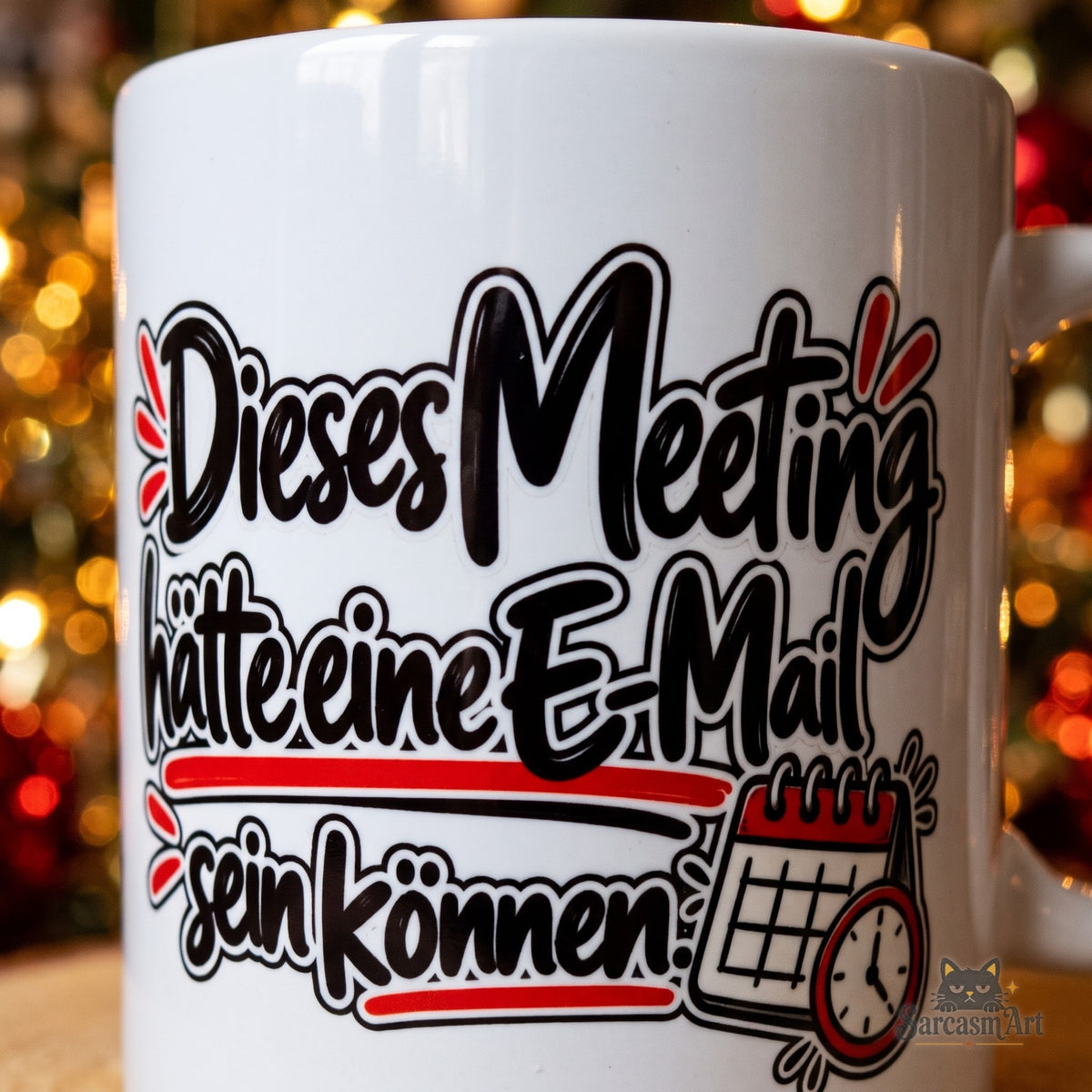Nahaufnahme des Drucks: Schriftzug „Dieses Meeting hätte eine E-Mail sein können“ mit Kalender und Uhr