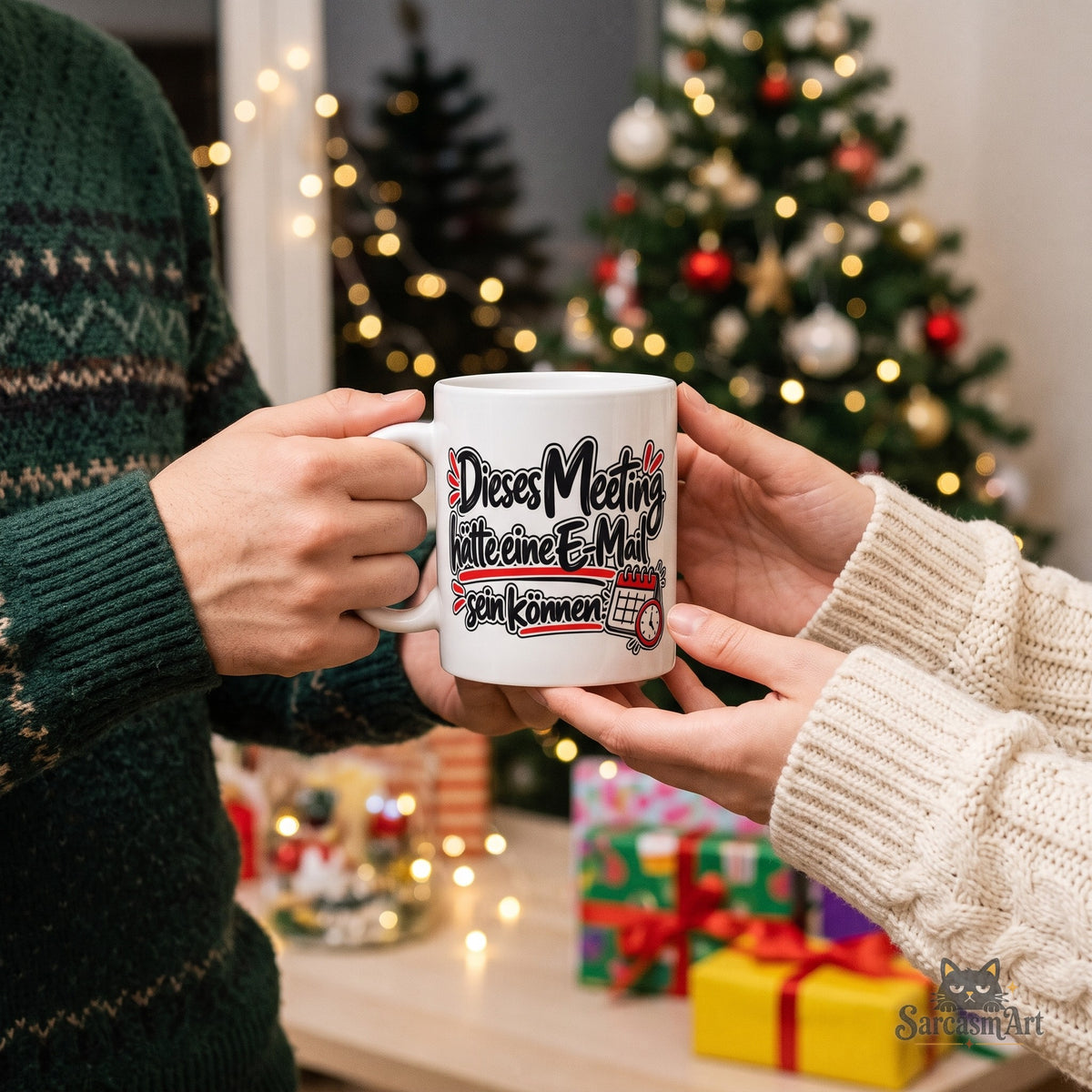 Übergabe beim Wichteln auf der Weihnachtsfeier: Hände reichen die Meeting Tasse weiter, zeigt die Größe in der Hand