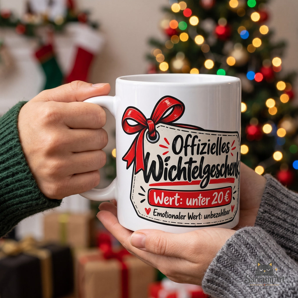 Übergabe beim Wichteln auf der Weihnachtsfeier: Hände reichen die Wichtelgeschenk Tasse weiter, zeigt die Größe in der Hand